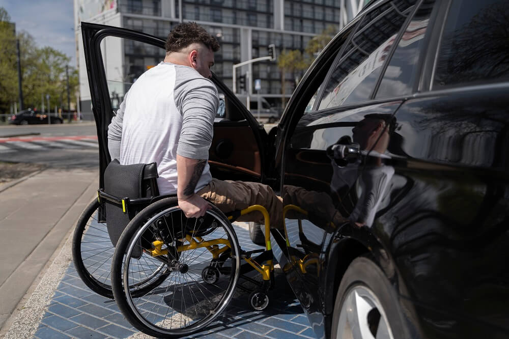 persona discapacitada y coche