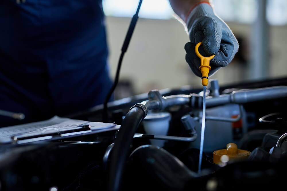 Cómo cambiar el aceite del coche y cuánto cuesta